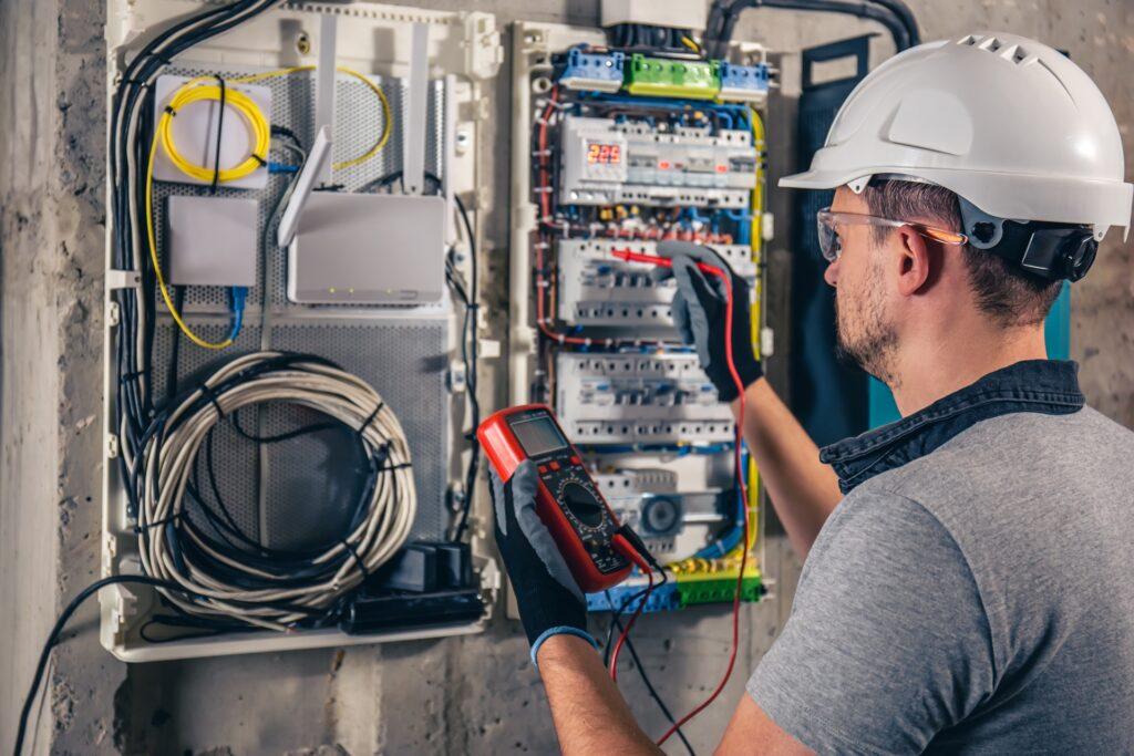 Elektriker prüft Steuerkasten | Füllstandsanzeige Zisterne