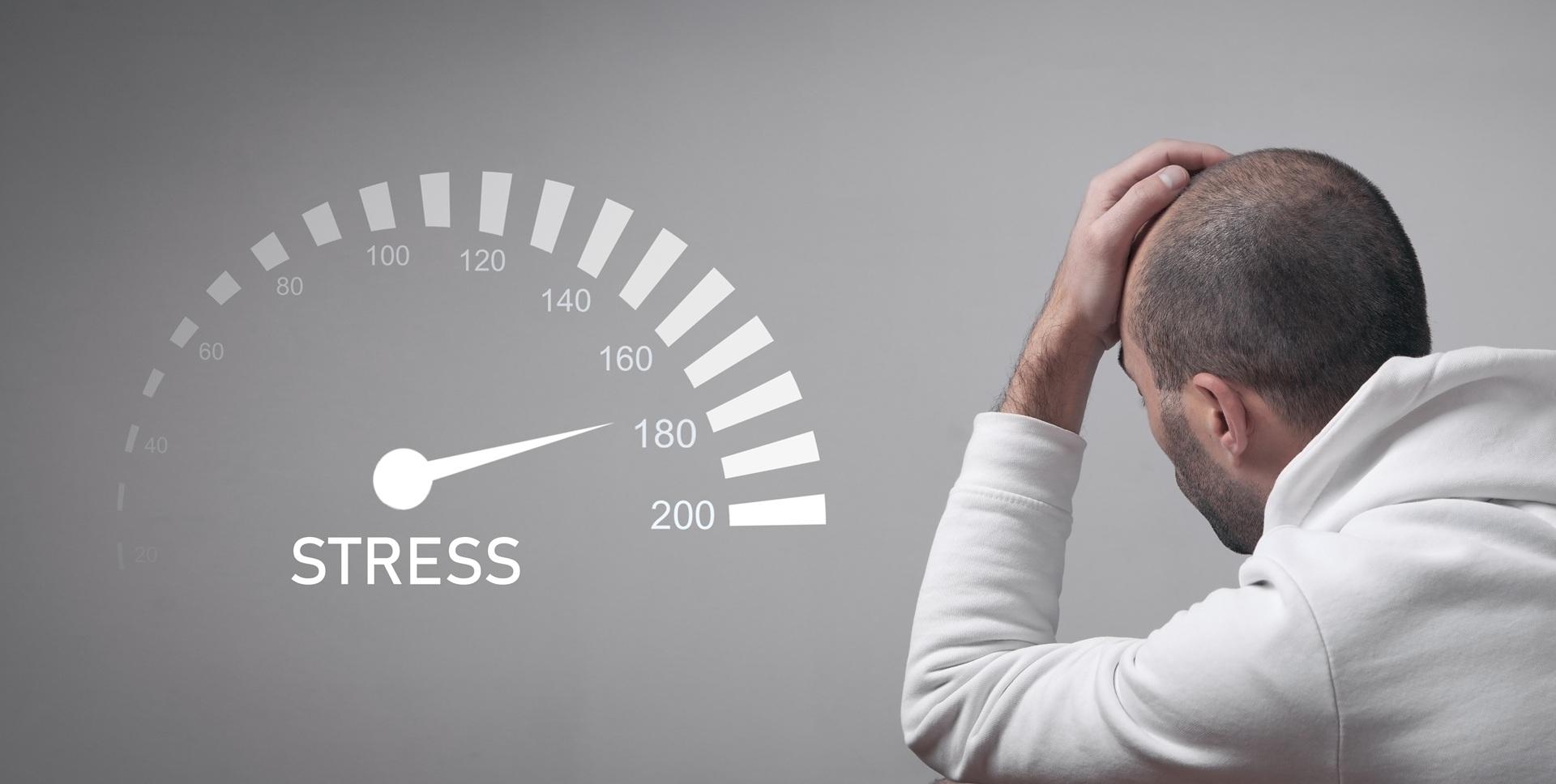 Gestresster Mann mit hoher Stressanzeige im Hintergrund | Vuse go