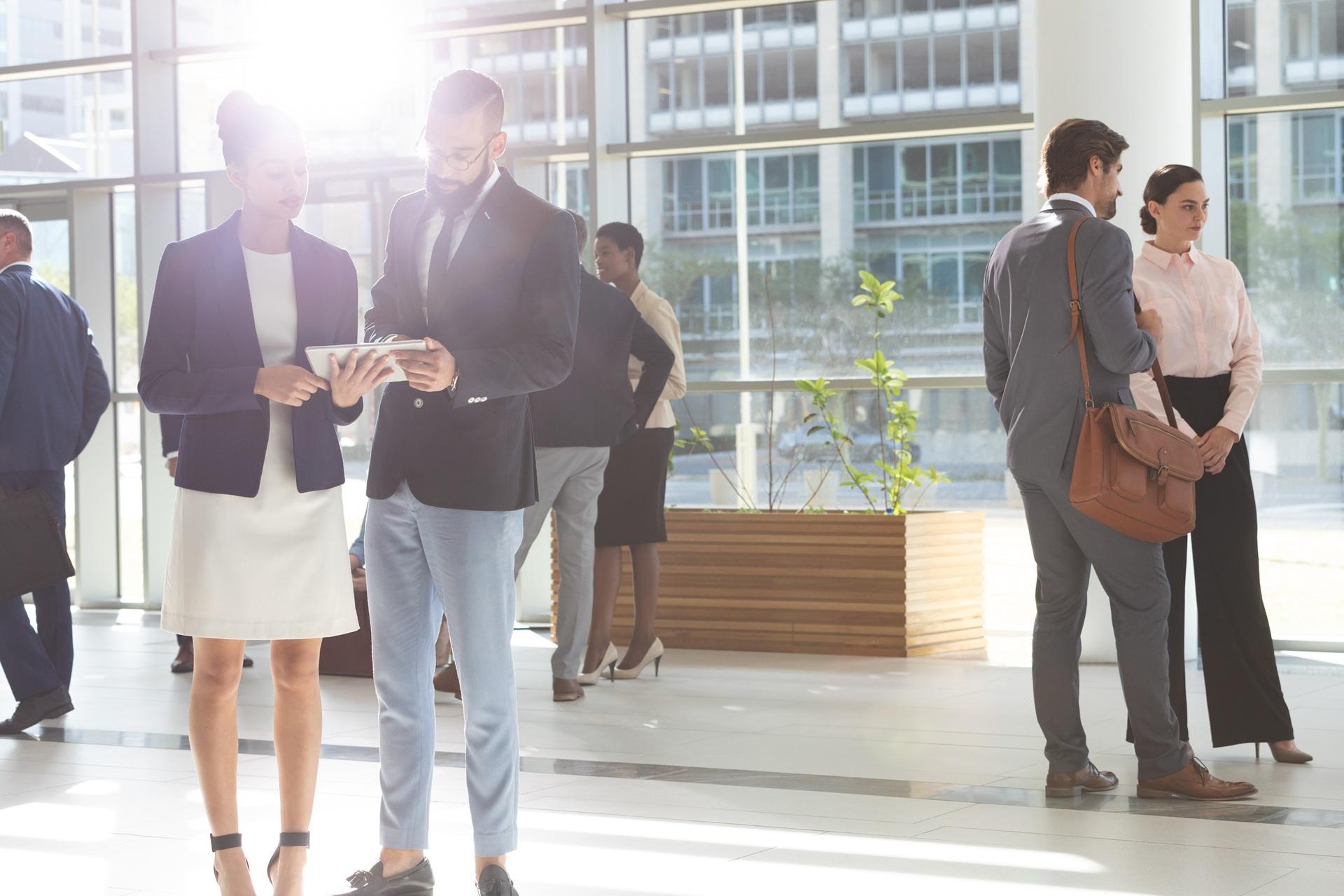 Geschäftsleute beim Networking im hellen modernen Foyer | Eventzelte